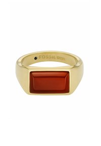 Guldtonet metalring med en rektangulær rød sten i midten, glat finish og præget "FOSSIL STEEL" på den indre ring.