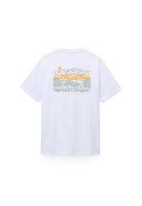 Vit t-shirt med korta ärmar som har en färgglad bergsgrafik med sol och träd på baksidan. Texten lyder "NAPAPIJRI GEOGRAPHIC."
