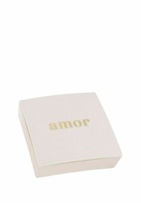 Kvadratisk, blekrosa låda med en slät yta, med ordet "amor" i guldskrift på locket. Minimalistisk design, med gångjärnsstängning.