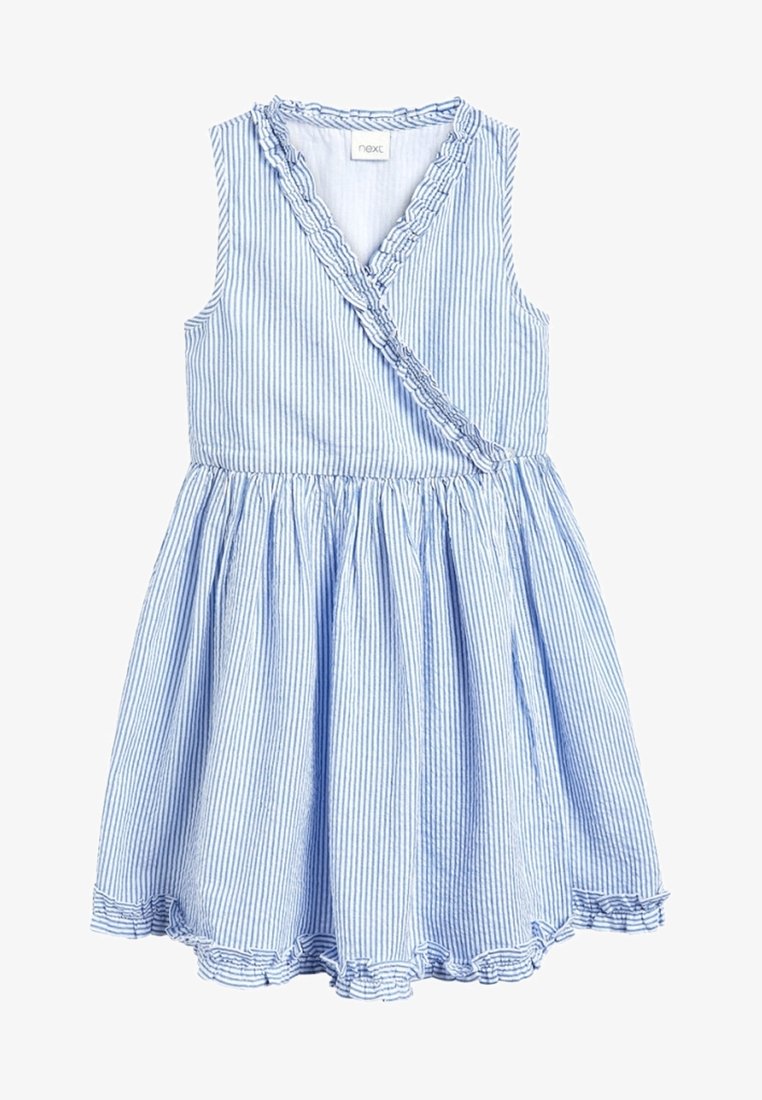 Robe rayée bleu et blanc avec un design sans manches, un col à volants et une jupe évasée. Le tissu semble léger et respirant.