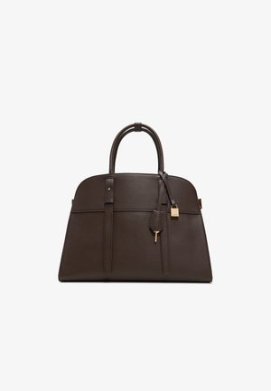 Bolso de cuero marrón con forma estructurada, doble asa superior, acento de cerradura de clave y detalles en el panel frontal. Textura suave con hardware mínimo.