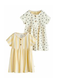 Deux robes de bébé : l'une jaune à rayures verticales avec des boutons en bois, l'autre blanche à pois gris. Les deux ont des manches courtes et des jupes froncées.