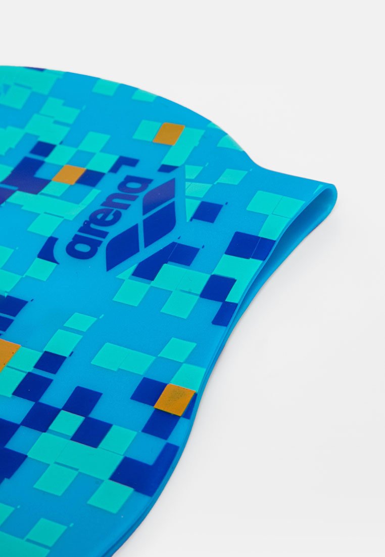 Gorro de natación de silicona en azul con un patrón pixelado que presenta cuadrados en varias tonalidades de azul, verde y naranja; marcado con el logotipo de "arena".