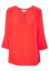 Blusa rossa brillante con scollo a V, maniche a tre quarti, leggere arricciature sulle spalle e dettaglio a righe sul colletto interno.
