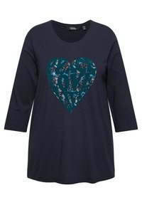 Dunkelblaues langärmeliges T-Shirt mit einem türkisfarbenen Herzgrafik und dem Text "PEACE LOVE" im floralen Muster. Aus weichem Baumwollmaterial, mit V-Ausschnitt.