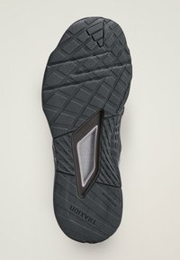 Černá gumová podrážka boty s texturovanými vzory pro lepší přilnavost a šedou částí torsního systému. Má odolný design pro zvýšenou trakci.