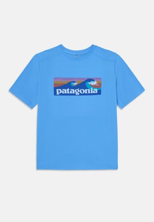 Modrá bavlněná tričko s obdélníkovým logem Patagonia s vlnami a horami v živých barvách, krátké rukávy a design s kulatým výstřihem.