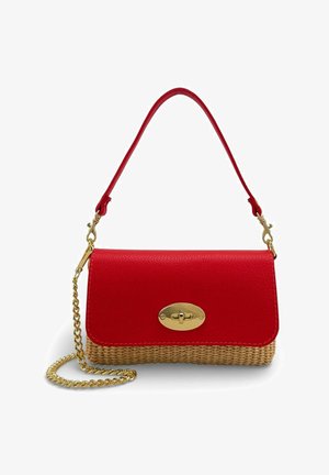 Sac à main en cuir rouge et paille tissée avec fermoir à torsion doré, bandoulière chaîne amovible dorée, et bandoulière d'épaule rouge sur fond blanc.