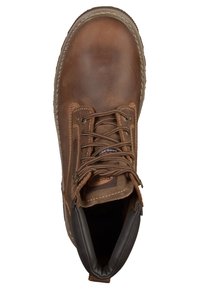 Bota de cuero marrón con cordones, suela resistente y tobillo acolchado. El interior está forrado con material negro. Presenta acentos de costura.
