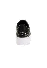 Sneaker in pelle nera con accenti di strass, suola bianca, forma arrotondata e colletto imbottito. Presenta un retro testurizzato con design a borchie.