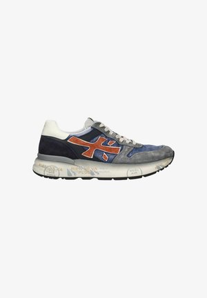 Leger Sneaker in Blau, Grau und Weiß aus Wildleder und Leder mit orangem Logo an der Seite und weißer Sohle mit gedrucktem Text und Designs.