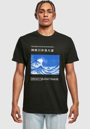Sort bomulds T-shirt med et blåt bølgedesign med hvid tekst og japanske tegn på forsiden, fremhævet mod en neutral baggrund.