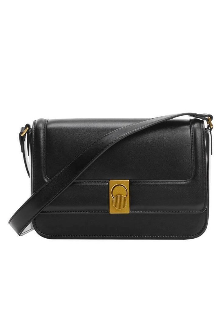 Musta nahkainen olkalaukku, jossa on litteä muotoilu, kullanvärinen lukko, säädettävä olkahihna ja hillityt ompelukoristeet.