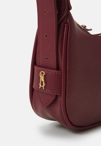 Steve Madden BLAURY - Bolso de mano - crimson