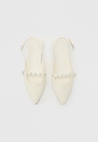 Λευκές μπαλαρίνες με μυτερή μύτη, πλάγιες λουράκια με λεπτές τρουκς και μικρές ασημένιες αγκράφες σε απλό φόντο.