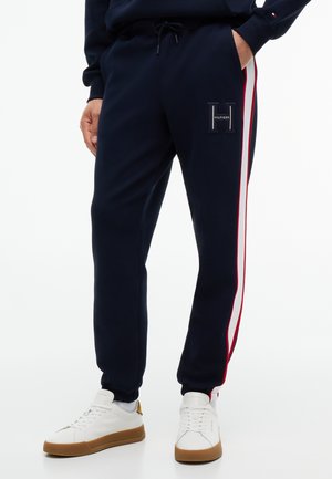 Tommy Hilfiger, LOGO STRIPE PIQUE CUFFED JOGGERS - Долнище на анцуг - navy blue