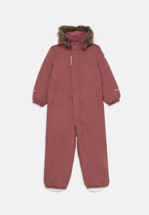 Rotbrauner isolierter Schneeanzug mit einer fellgefütterten Kapuze, Frontreißverschluss, elastischen Bündchen und Seitentaschen. Mit reflektierenden Streifen für bessere Sichtbarkeit.