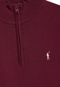 Suéter de media cremallera burdeos hecho de material de punto, con cuello acanalado y un pequeño logotipo blanco de un golfista en el lado izquierdo del pecho.