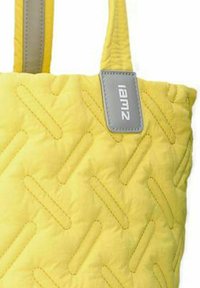 Geel gewatteerde totebag met een textuurpatroon. Beschikt over grijze handvatten en een grijs label met de opdruk "IAMZ." Lichtgewicht en duurzaam materiaal.