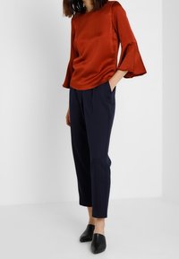 IVY OAK Bluse - cognac