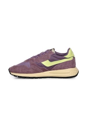 Zapatilla de ante morada y lavanda con acentos en verde claro, suela intermedia beige y suela exterior negra, mostrada de lado sobre un fondo blanco.