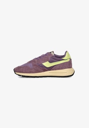 Sneaker in suede viola e lavanda con dettagli verde chiaro, suola intermedia beige e suola esterna nera, vista di lato su sfondo bianco.