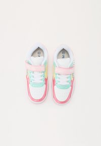 Fargerike barns sneakers med hvit base og aksenter i rosa, mint og gult, mesh-paneler, snøring foran og borrelåslukking.