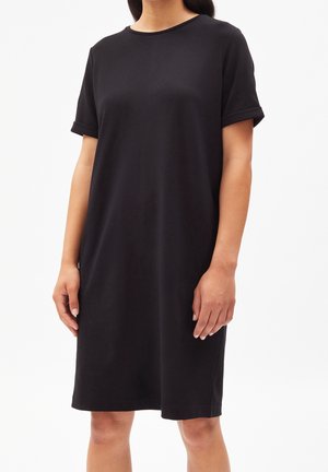 Zwarte korte mouw jurk van zachte stof, relaxed fit, met een ronde halslijn en opgerolde mouwen, tot halverwege de dij. Eenvoudig ontwerp, zonder patronen.