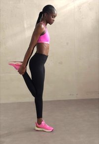 Under Armour DYNAMIC SELECT - Trainingsschoen - fluo pink/copper penny/phoenix fire