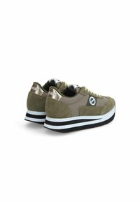 Groene suède en mesh sneakers met een wit en zwart gestreepte zool, metalen accenten en logo-detail op de zijkant. Ronde vorm.