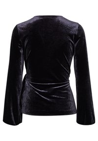 Musta samettinen pitkähihainen paita, jossa on kietaisusuunnittelu. Paita on valmistettu silkkisestä kankaasta, jossa on hienostunut kiilto. Sopii hyvin muotoiltu kaula-aukko ja levenevät hihat.