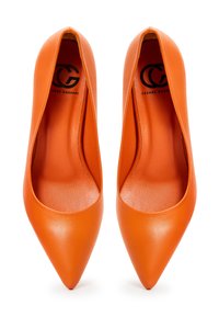 Décolleté arancioni con punta affusolata, realizzati in pelle liscia, caratterizzati da un design a basso taglio e una minimalizzazione del branding sulla soletta.