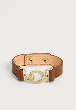 Pulsera de cuero marrón con superficie texturizada, detalle de hebilla de metal dorado en la parte delantera y cierre de botón a presión en la parte interior.