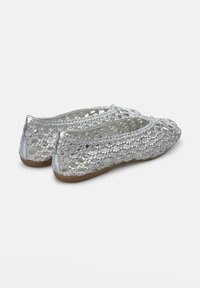 Zilveren balletschoenen met een kantachtige geweven ontwerp, met een ronde neus, flexibele zool en een gladde, gestructureerde afwerking.