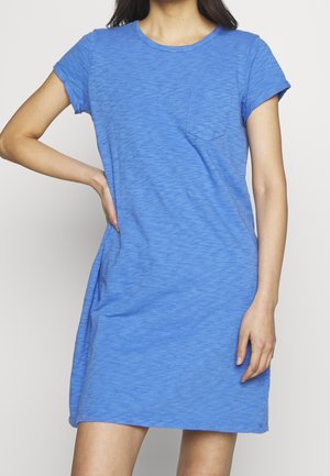 Niebieska sukienka t-shirt z krótkim rękawem, okrągłym dekoltem, kieszonką z przodu i teksturowanym materiałem w luźnym kroju, sięgająca do połowy uda.