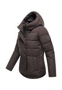 Bruine gewatteerde winterjas met hoge kraag, ritssluiting aan de voorkant, zijzakken en een logo als patch op de linkermouw.