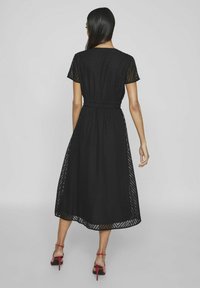 VILA MIT KURZEN ÄRMELN V-AUSSCHNITT - Blousejurk - black