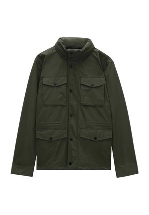 Tummanvihreä pitkähiha takki, jossa korkea kaulus, edessä napillinen suljenta ja neljä napillista läppätaskua, kaksi rinnalla ja kaksi lantiolla.