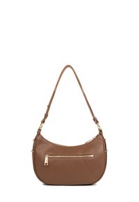 Borsa a mano in pelle marrone con design curvo, fondo piatto e tasca frontale con zip. Presenta una tracolla singola con accessori in oro.