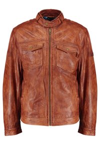 Brązowa skórzana kurtka z przednim zamkiem błyskawicznym, dwoma patkowymi kieszeniami na piersi z guzikami, stójką i długimi rękawami.