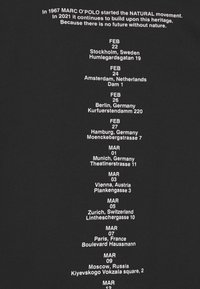 Tela negra con texto blanco que enumera fechas y lugares de eventos. El texto está centrado y en una fuente simple sin serifas.
