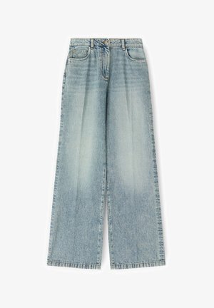Jeans di denim a gamba larga colore azzurro chiaro, con tasche frontali, passanti per cintura, chiusura con cerniera e bottone, leggermente scoloriti nelle aree della coscia.