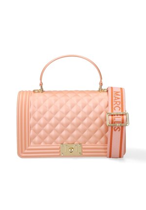 Sac à main matelassé rose pâle avec fermoir doré, poignée arrondie et bandoulière rayée rose et orange amovible avec le texte "MARCELLUS".