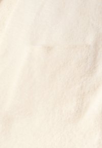 Vitt, mjukt tyg med en plyschliknande textur, som har en lätt lyster och en subtil, ludden yta. Ser lätt och enhetligt i färgen ut.