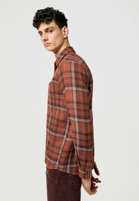 Wrangler LONG SLEEVE FOR REGULAR FIT - Camisa - fired brick