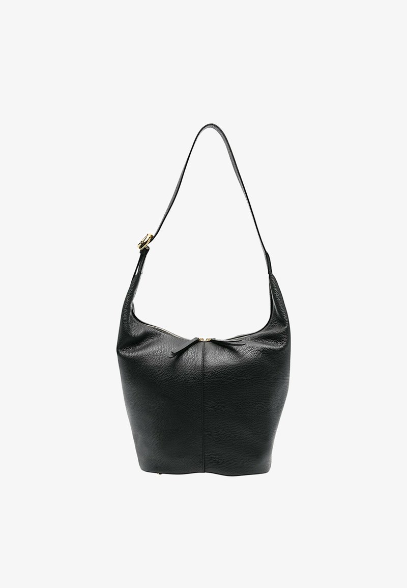 Czarna skórzana torba na ramię o zaokrąglonym kształcie, teksturowanym wykończeniu, zamknięciu na zamek u góry i złotych akcentach metalowych.