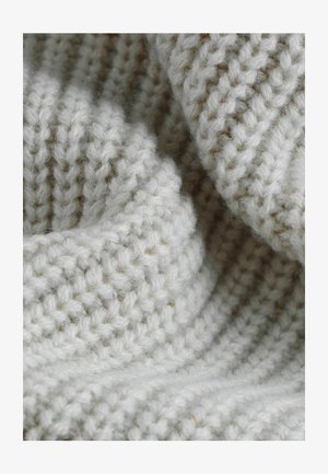 Gestrickter Stoff in Hellgrau mit einer weichen, strukturierten Oberfläche, die verdrillte Maschen und ein subtilen Muster zeigt und Wärme sowie Komfort ausstrahlt.