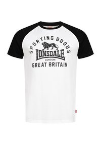 Balta t-krekla ar melniem raglan piedurknēm, ar melnā krāsā izdrukātu logo: "LONSDALE LONDON GREAT BRITAIN" un lauvas grafiku.