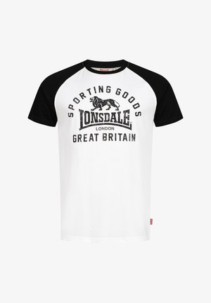 Valkoinen t-paita mustilla raglan-hihoilla, jossa on mustalla printattu logo: "LONSDALE LONDON GREAT BRITAIN" ja leijonagraafika.