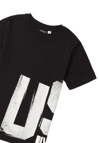 Camiseta de algodón negra de manga corta, con un gran diseño de serigrafía en blanco en la parte delantera. Cuello redondeado, textura suave.